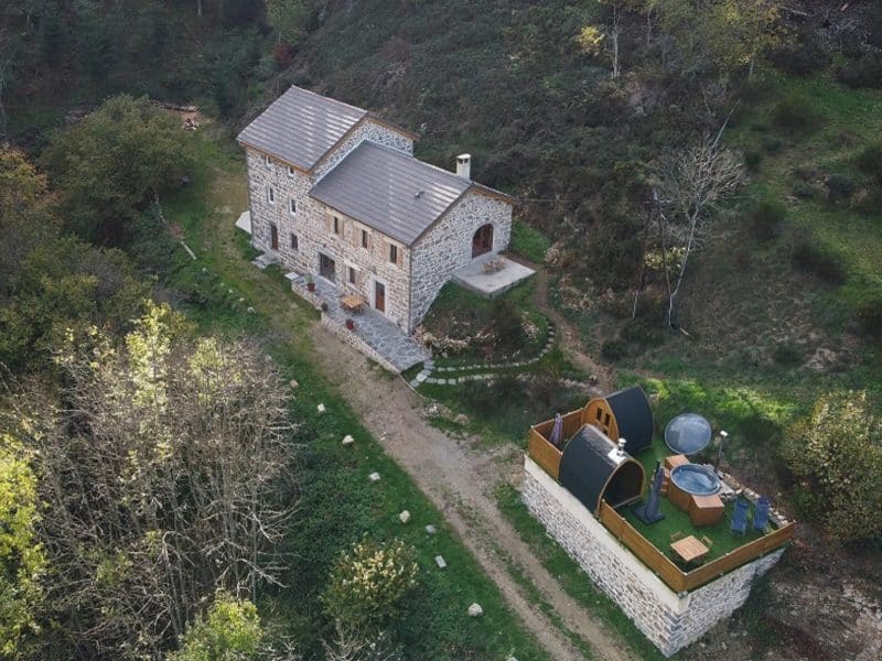 Charmante maison en pierre avec un espace détente et vue sur la nature environnante.