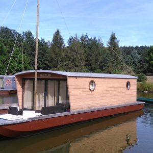 Hébergement insolite : une maison flottante en bois sur un lac paisible à Limousin.