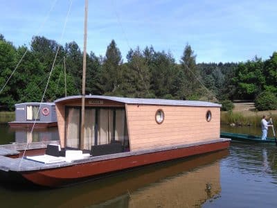 Hébergement insolite : une maison flottante en bois sur un lac paisible à Limousin.