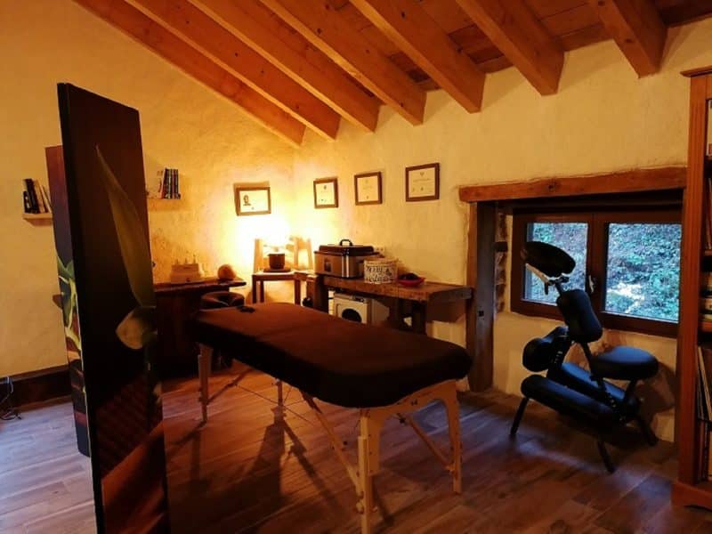 Chalet cosy avec un espace bien-être et une table de massage en bois.