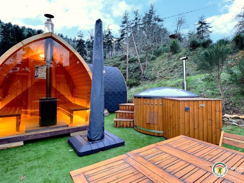 Hébergement insolite : chalet en bois avec sauna et jacuzzi en pleine nature.