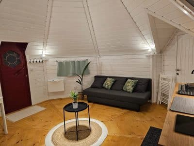 Cabane ronde en bois à Île-de-France, avec un intérieur lumineux et cosy.