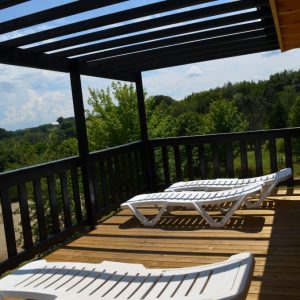 Terrasse en bois avec transats, hébergement insolite au cœur du Limousin.