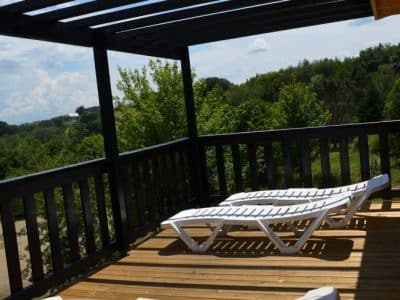 Terrasse en bois avec transats, hébergement insolite au cœur du Limousin.
