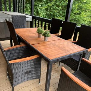 Terrasse en bois avec table et chaises en rotin, hébergement insolite à Limousin.