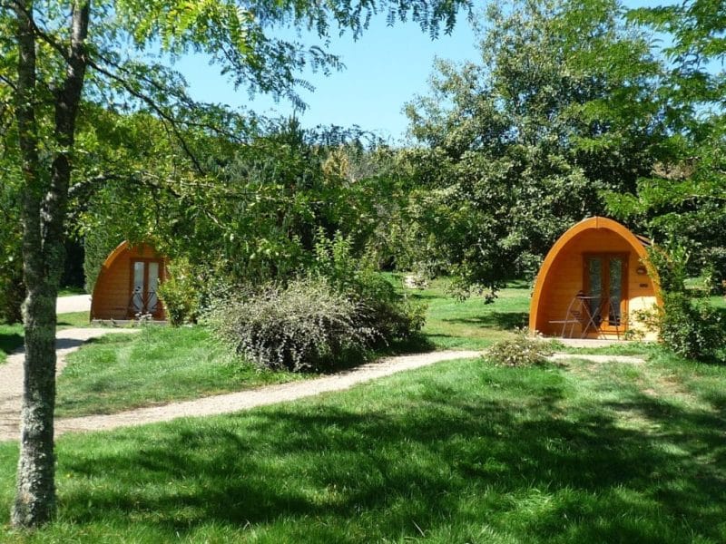 Cabanes en bois au cœur de la nature, entourées de verdure luxuriante à Limousin.