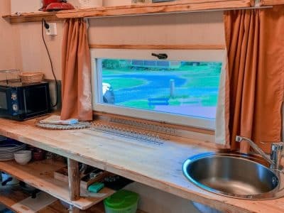 Hébergement insolite à Limousin : cuisine en bois avec vue sur la nature environnante.