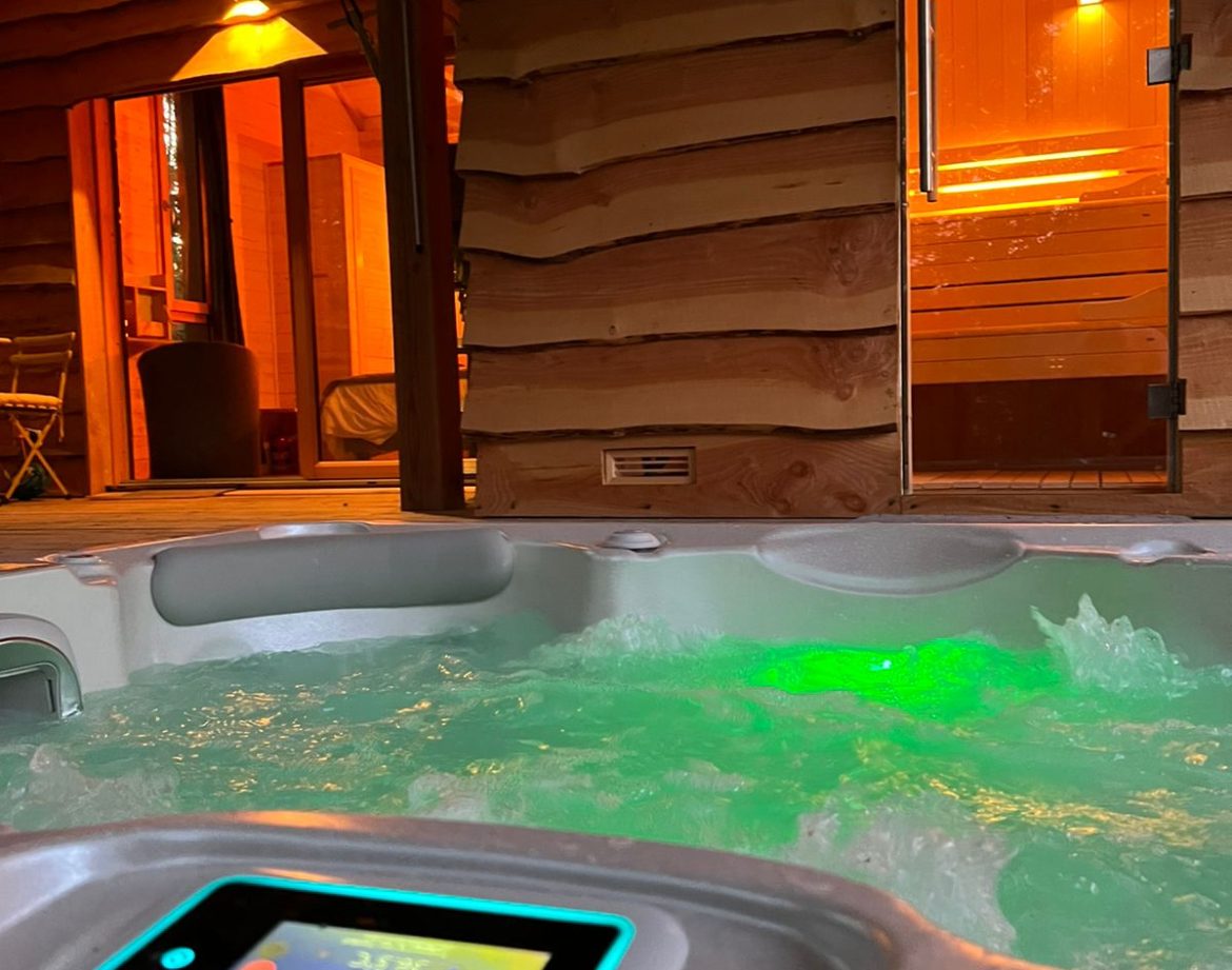 Hébergement insolite en Centre : chalet en bois avec jacuzzi lumineux et ambiance chaleureuse.