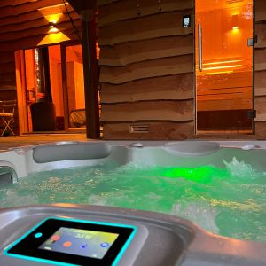 Hébergement insolite en Centre : chalet en bois avec jacuzzi lumineux et ambiance chaleureuse.