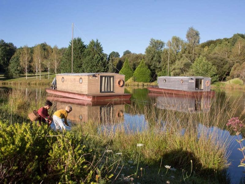 Hébergement insolite en péniche à Limousin, au bord dun paisible étang.