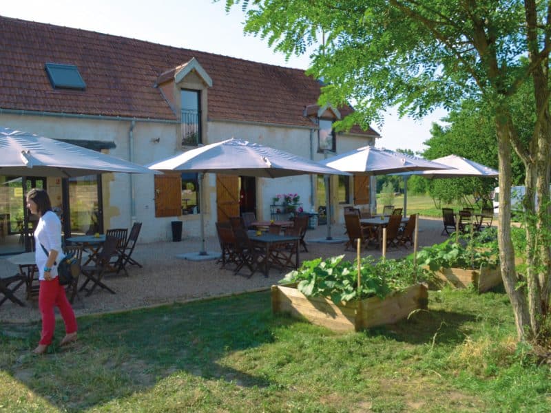 Gîte charmant avec terrasse ombragée et jardin verdoyant, idéal pour se détendre.