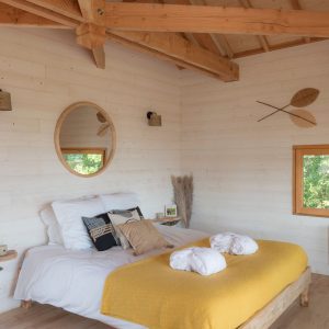 Chalet en bois en Bretagne, avec lit douillet et décoration naturelle.