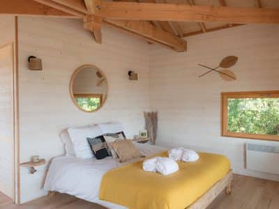 Chalet en bois en Bretagne, avec lit douillet et décoration naturelle.