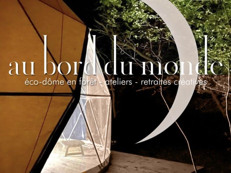 Éco-dôme en forêt, illuminé par des lumières douces, offrant une retraite créative.