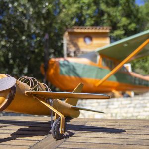Hébergement insolite en avion à Languedoc-Roussillon, avec un modèle réduit en avant-plan.