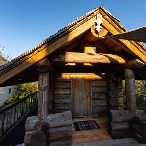 Cabane en bois dans les Midi-Pyrénées, avec un toit en pente et des détails rustiques.