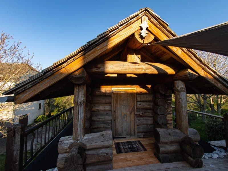 Cabane en bois dans les Midi-Pyrénées, avec un toit en pente et des détails rustiques.