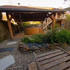 Hébergement insolite en Midi-Pyrénées avec un jacuzzi et un espace verdoyant.