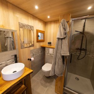 Salle de bain moderne en bois, dans un hébergement insolite en Midi-Pyrénées.