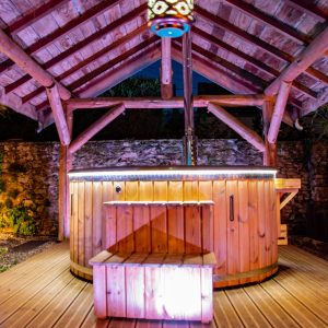 Hébergement insolite en Midi-Pyrénées avec un spa en bois sous un abri chaleureux.