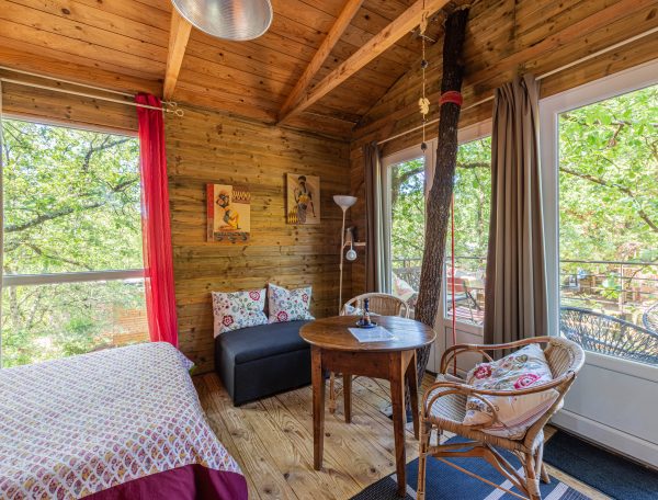 Cabane oerchée dans les arbres dans le Gard