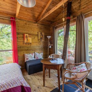 Cabane oerchée dans les arbres dans le Gard