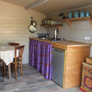 Hébergement insolite en Provence-Alpes-Côte dAzur, avec cuisine rustique et décor coloré.