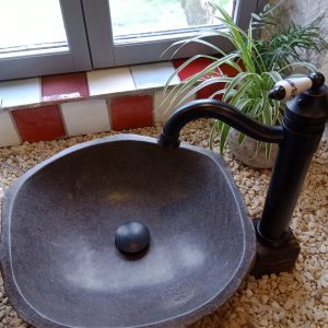 Évier en pierre naturelle dans un hébergement insolite en Midi-Pyrénées.