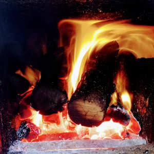 Cheminée chaleureuse dun hébergement insolite en Midi-Pyrénées, créant une ambiance cocooning.