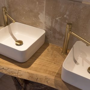 Élégant hébergement insolite en Bretagne avec vasques modernes sur un meuble en bois.
