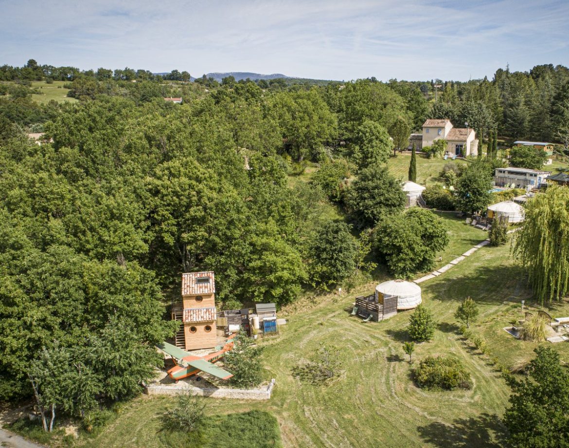 Hébergement insolite en Languedoc-Roussillon : cabane perchée entourée de verdure.