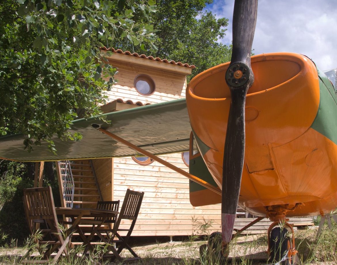Hébergement insolite en avion à Languedoc-Roussillon, avec terrasse en bois.
