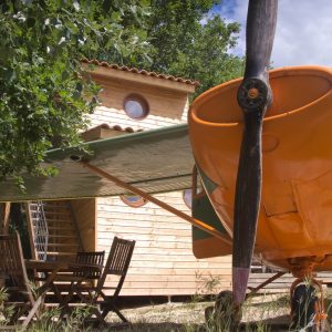 Hébergement insolite en avion à Languedoc-Roussillon, avec terrasse en bois.