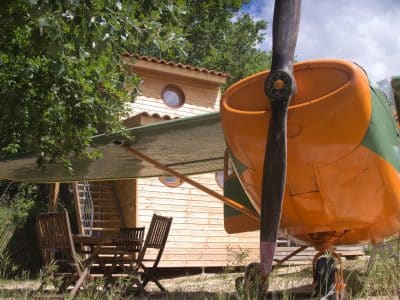 Hébergement insolite en avion à Languedoc-Roussillon, avec terrasse en bois.