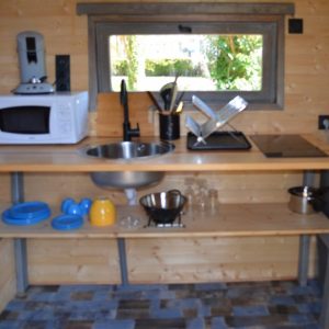 Cuisine équipée dans un hébergement insolite en bois à Champagne-Ardenne.