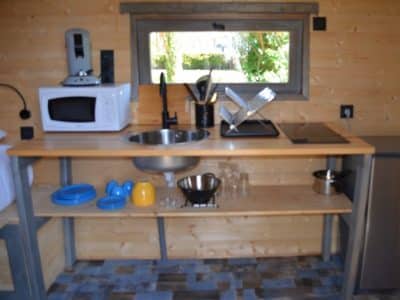 Cuisine équipée dans un hébergement insolite en bois à Champagne-Ardenne.