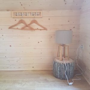 Hébergement insolite en bois à Champagne-Ardennes, avec lampe sur tronc darbre.