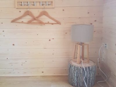 Hébergement insolite en bois à Champagne-Ardennes, avec lampe sur tronc darbre.