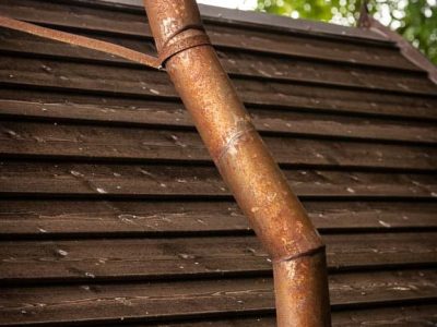 Hébergement insolite en Champagne-Ardenne avec cheminée en métal rouillé.