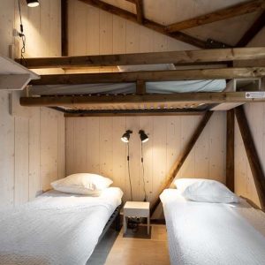 Chalet en bois à Champagne-Ardennes, avec lits jumeaux et éclairage moderne.