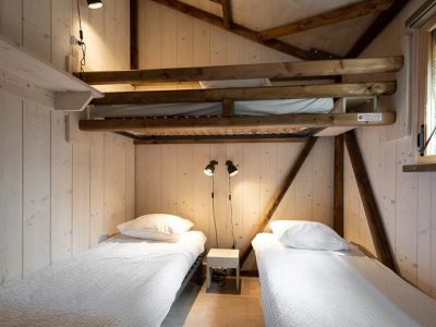 Chalet en bois à Champagne-Ardennes, avec lits jumeaux et éclairage moderne.