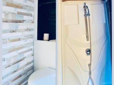 Hébergement insolite à Champagne-Ardennes : salle de bain moderne avec douche élégante.