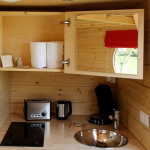 Hébergement insolite en bois à Champagne-Ardenne, avec kitchenette moderne et vue ronde.