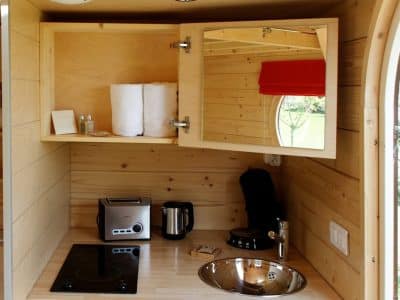 Hébergement insolite en bois à Champagne-Ardenne, avec kitchenette moderne et vue ronde.