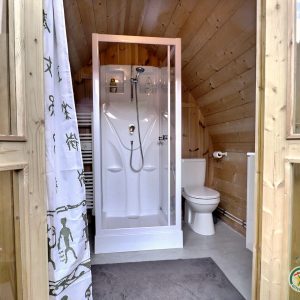 Hébergement insolite en bois avec salle de bain moderne à Auvergne-Rhône-Alpes.