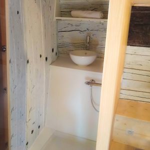 Douche moderne dans un hébergement insolite en bois à Champagne-Ardennes.