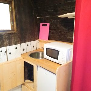 Hébergement insolite en bois à Champagne-Ardenne, avec kitchenette moderne et cosy.