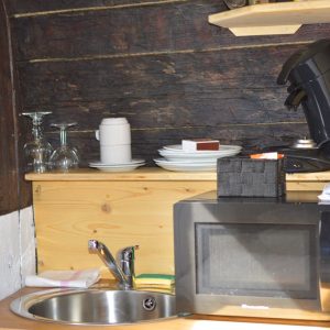 Cottage en bois en Auvergne avec cuisine équipée et décor chaleureux.