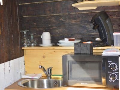 Cottage en bois en Auvergne avec cuisine équipée et décor chaleureux.
