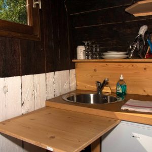 Cuisine en bois dun hébergement insolite en Auvergne, ambiance chaleureuse et rustique.